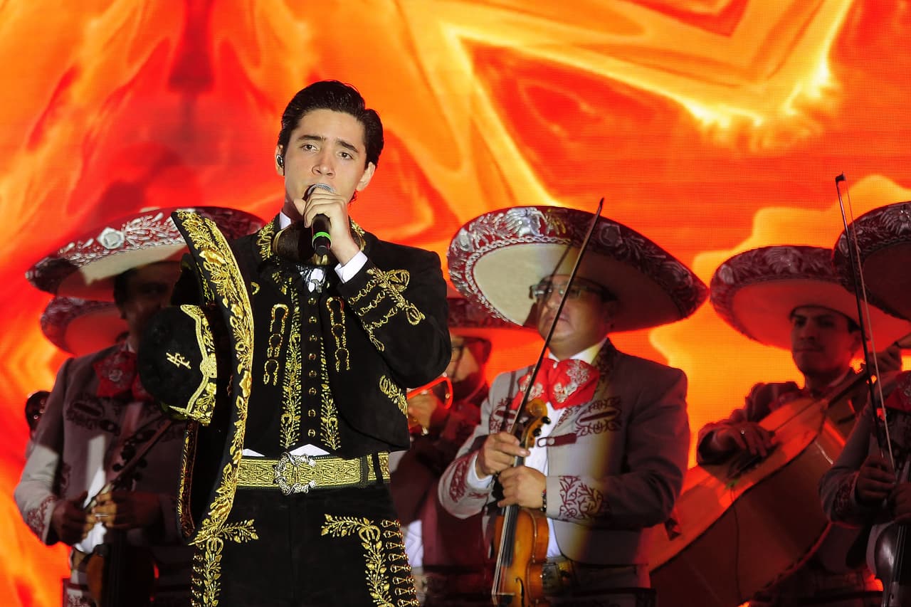 Fernández Jr., hijo de El Potrillo ha seguido los pasos de su padre y abuelo y en los últimos años ha incursionado en el mundo del regional mexicano destacando por sus increíbles dotes en el canto.