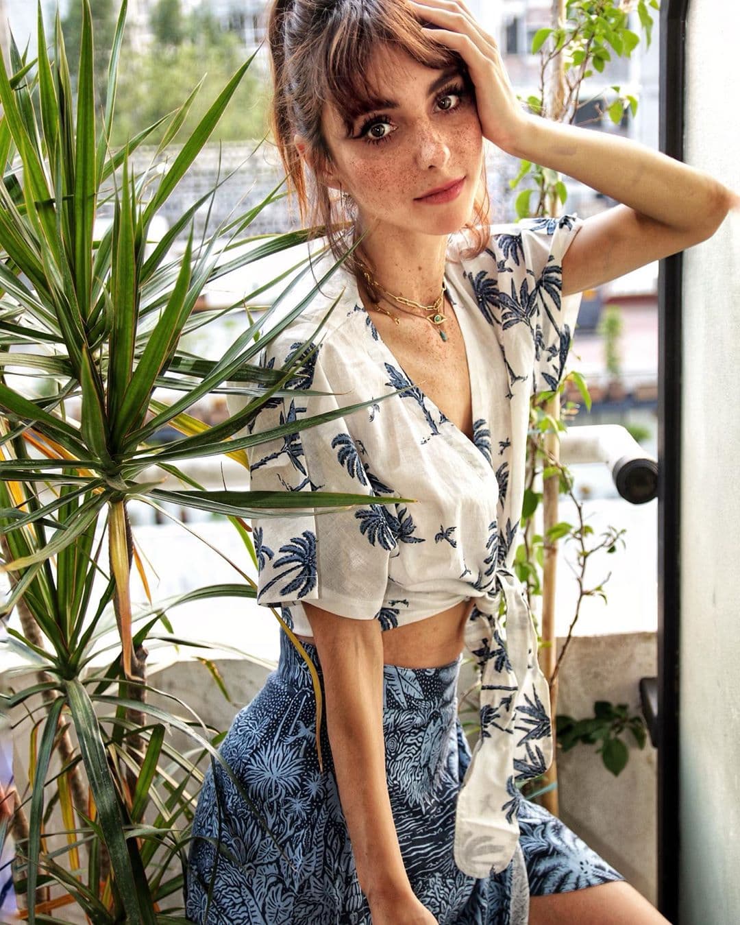 ¿Y qué pasa los días que uno quiere visitar el balcón? No se diga más, Natalia tiene el look perfecto y consta de una blusa de tela ligera amarrada a la cintura y una minifalda: "un outfit pa'l balcón", escribió.
