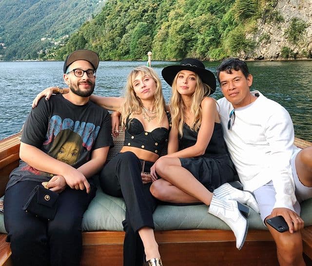 Mientras el jueves parecía que el viaje entre Cyrus y Carter se debía a un “viaje de chicas” a consecuencia del repentino divorcio de Kaitlyn Carter y Brody Jenner, todo cambió en cuestión de horas cuando Miley envió la declaración para People en el que también confirmaba su rompimiento con Liam Hemsworth.