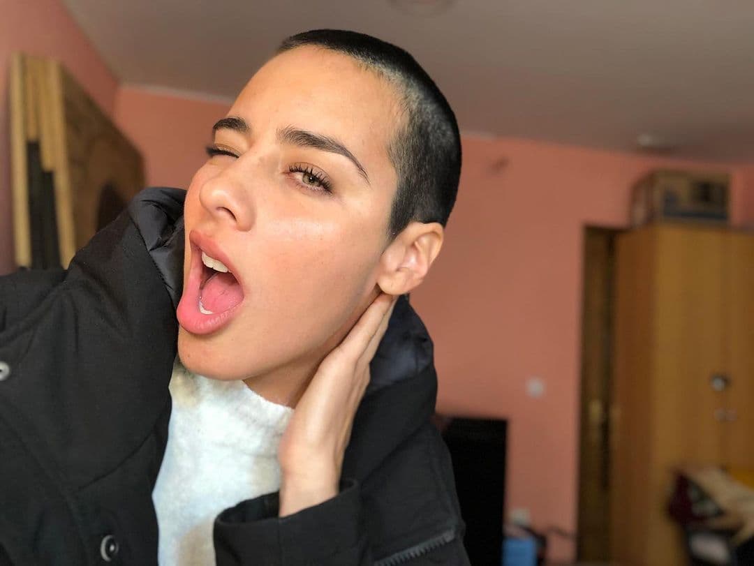Ese usuario de Instagram fue callado por seguidoras de Esmeralda, quienes la defendían y destacaban la belleza natural de la actriz, sin embargo, el chico volvió a dejar un mensaje incómodo: "No tengo dudas, nadie dice lo contrario, 
<b>antes era un 10 y ahora es un 8.50</b>, sigue en el top". 
<br>
<br>Fue en este momento que Pimentel alzó la voz en contra de esta persona: "
<b>¡Nadie pidió tu calificación!</b> Ay, 'hombres', será que algún día entenderán".