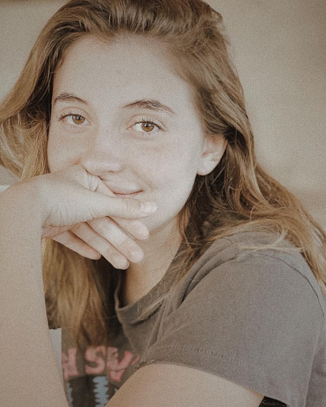 Regina Castro es la más pequeña, con apenas 15 años, por lo que sigue viviendo con su mamá en Miami y estudiando la secundaria. Pero esto no la deja atrás de las miradas de la gente. 
<br>