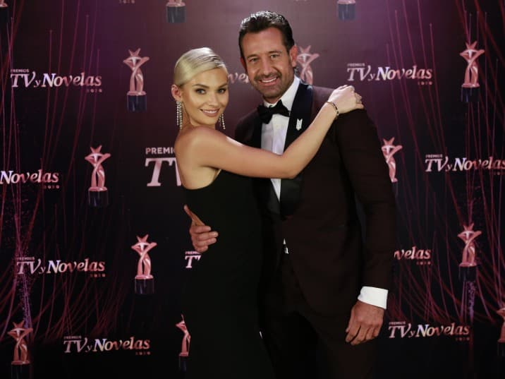 Luego de que estuvieron alejados por un mes, Irina Baeva llegó de la mano de su pareja Gabriel Soto, quienes se mostraron muy enamorados.