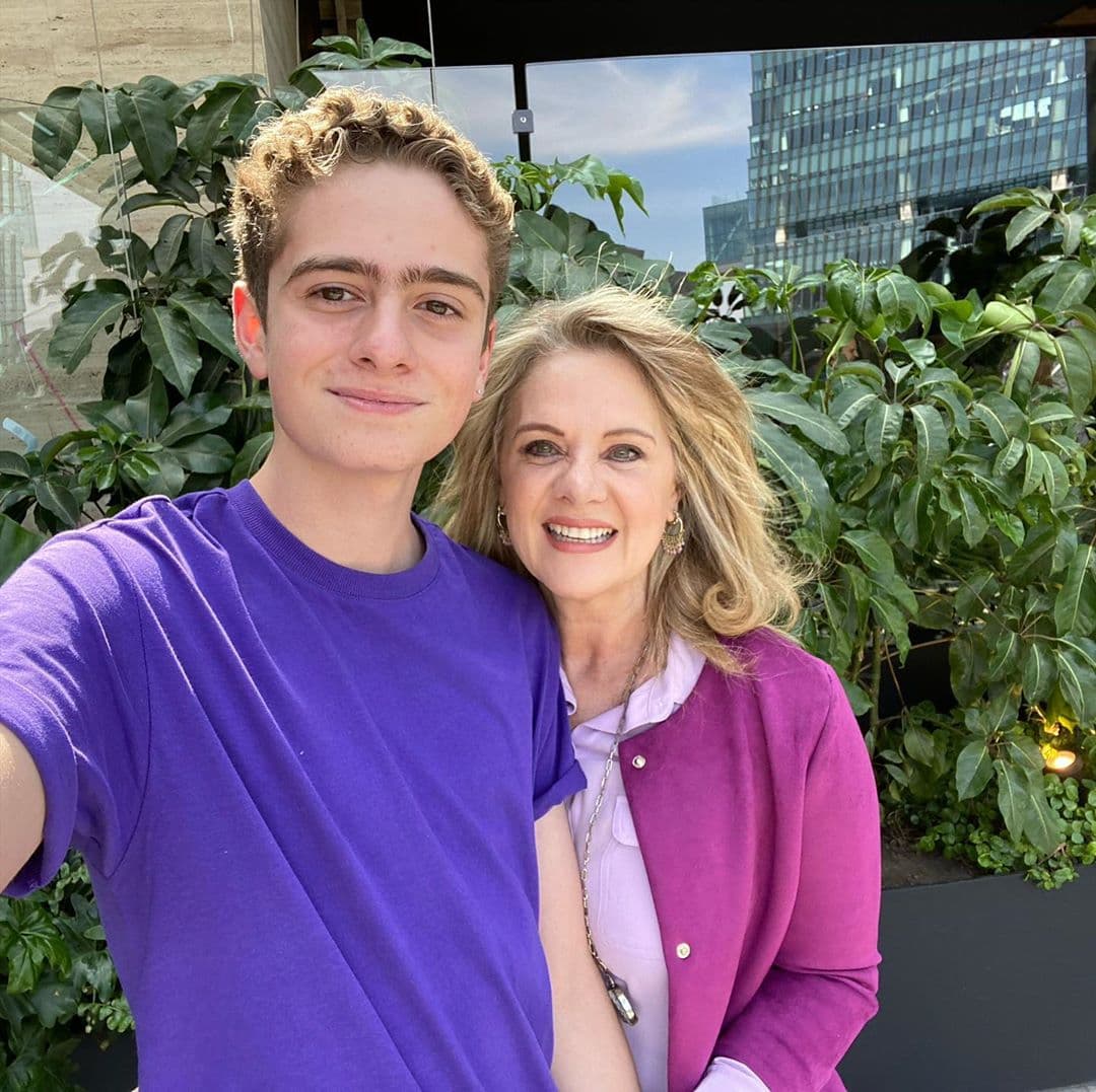 Durante tres años, 
<b>Érika Buenfil</b> ocultó quien era el progenitor de su hijo, Nicolás. El niño llegó al mundo en el 2005 y fue a través de un medio nacional que se dio a conocer que el arquitecto Ernesto Zedillo Jr. era el papá. Desde que nació, la actriz se ha encargado completamente de la manutención y educación del joven de 14 años.