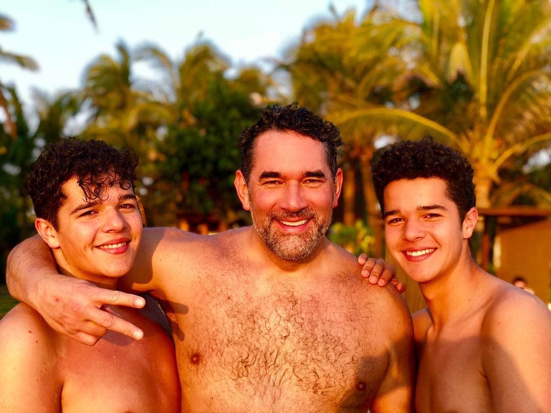Eduardo Santamarina se convirtió en papá por primera vez durante su matrimonio con Itatí Cantoral, con quien tuvo a sus gemelos: Eduardo y Roberto, quienes parecen sus hermanos menores.