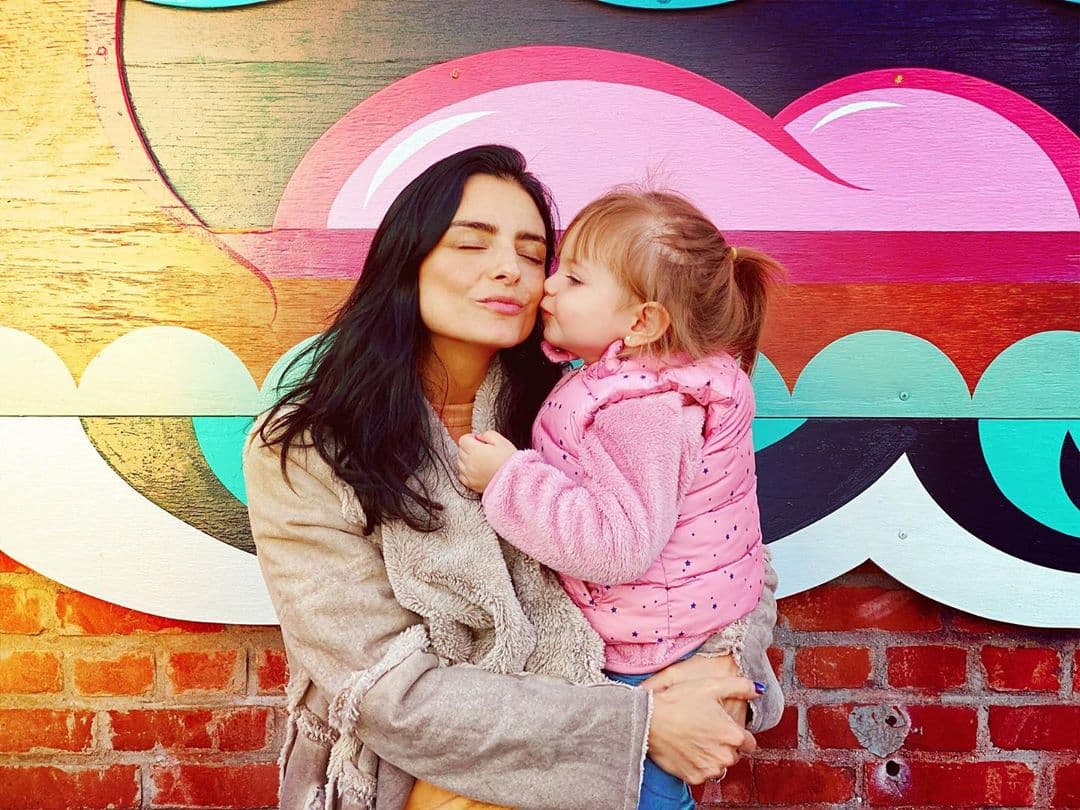 “Además, nos permite tener una relación mucho más estrecha”, explicó Asilinn, quien se convirtió en mamá por primera vez con Kailani hace dos años, y apenas en inicios del 2020 terminó su relación con Mauricio Ochmann con quien estuvo casada por cuatro años, producto de un amor que inició en el 2014.