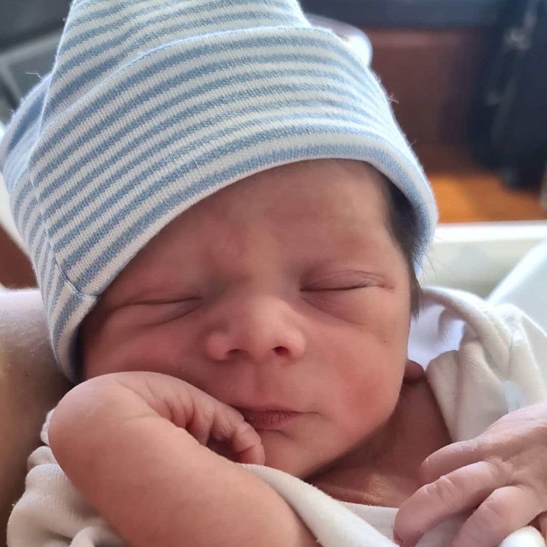 Sherlyn agradeció a sus fanáticos, quienes no han dejado pasar ni un momento del esperado bebé. “Gracias por no soltarme nunca, por ser mis cómplices y la familia extendida de mi príncipe, gracias por sus oraciones al momento que se complicaron las cosas el día que nació, gracias por todas las bendiciones que le escriben a mi hijo”, manifestó.