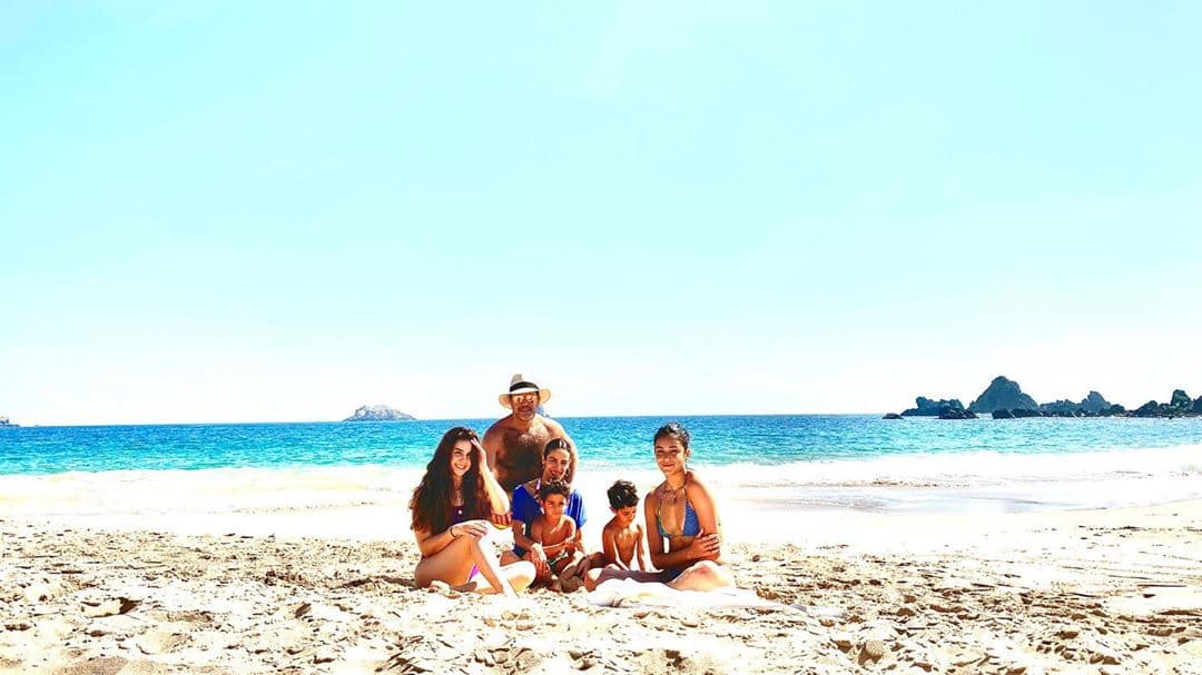 A cuatro meses del estreno de Chicago, el musical protagonizado por Biby Gaytán, la actriz, bailarina y madre de 5 hijos, disfrutó de un merecido descanso acompañada de su familia y el mar.
<br>