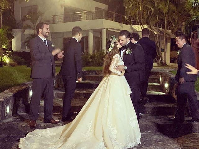 Entre otras de las fotografías que fueron compartidas por parte de la wedding planner se vio el momento de un romántico beso entre los recién casados, al lado de los padrinos del novio.