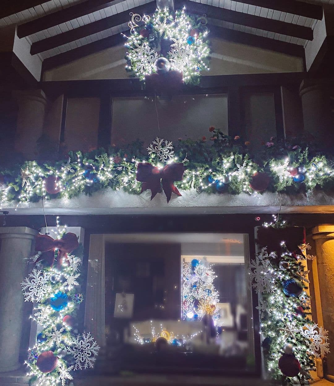 La fachada de su casa también fue decorada con esferas enormes de color azul y rojo, con las mismas figuras de los moños colgados en su árbol.
<br>