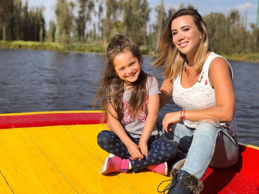Mariazel, la comediante de ‘Me Caigo de Risa’ dejó a un lado el humor al que nos tiene acostumbrados para dedicar un momento a la prehistoria a propósito del cumpleaños de su hija Laila, quien cumplió ocho años.