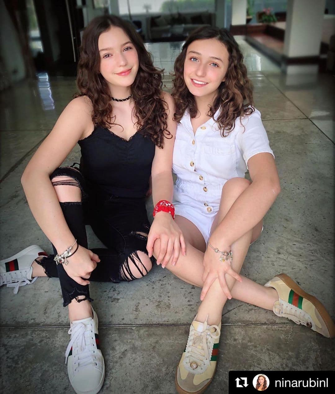 Mientras que al pie de una segunda fotografía, escribió: “Amores… Son mejor de lo que las pude haber soñado… ¡¡¡Qué afortunadas de ser hermanas y mejores amigas!!! Las amo infinito”.