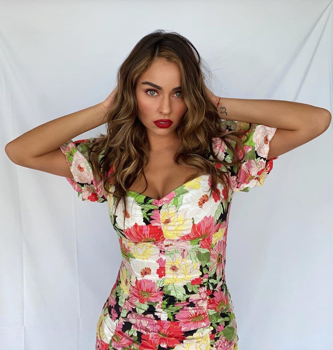 El estilo e-girl no tiene que ser tan extremo, puede ser tan sutil y relajado como tú quieras. En el caso de Claudia Martín, la actriz lleva dicha tendencia con unas luces mucho más delgadas y ligeramente más rubio a su tono de cabello.