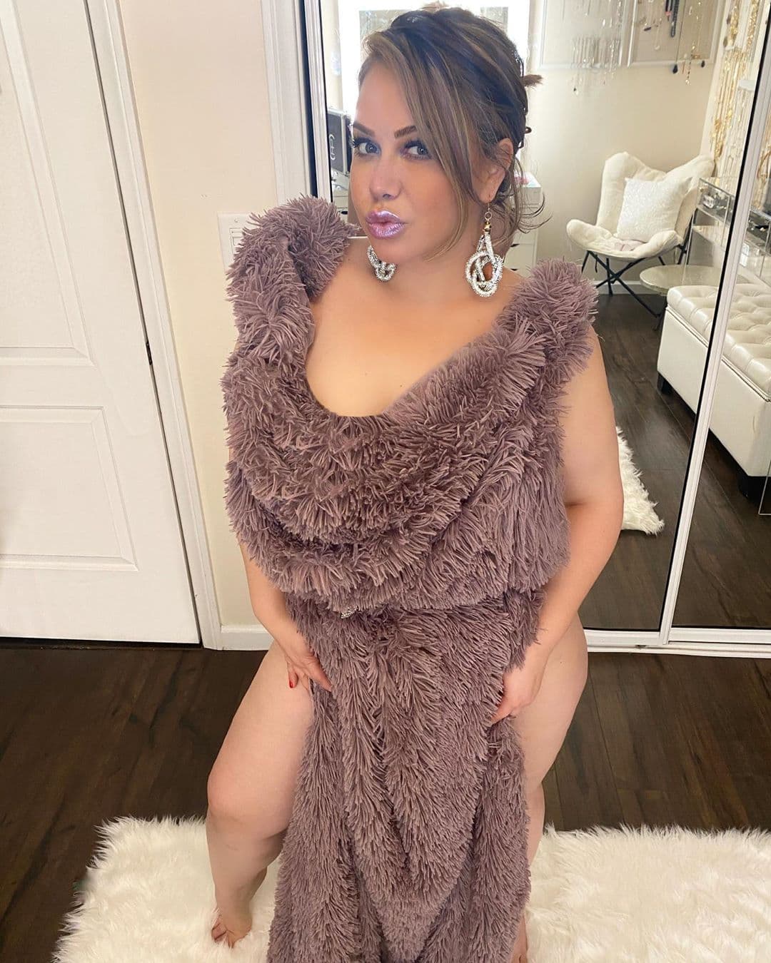 Por su parte, Chiquis permaneció en su casa; compartiendo fotos de challenges de Internet y terminando los últimos detalles para el disco que estaba por lanzar.
