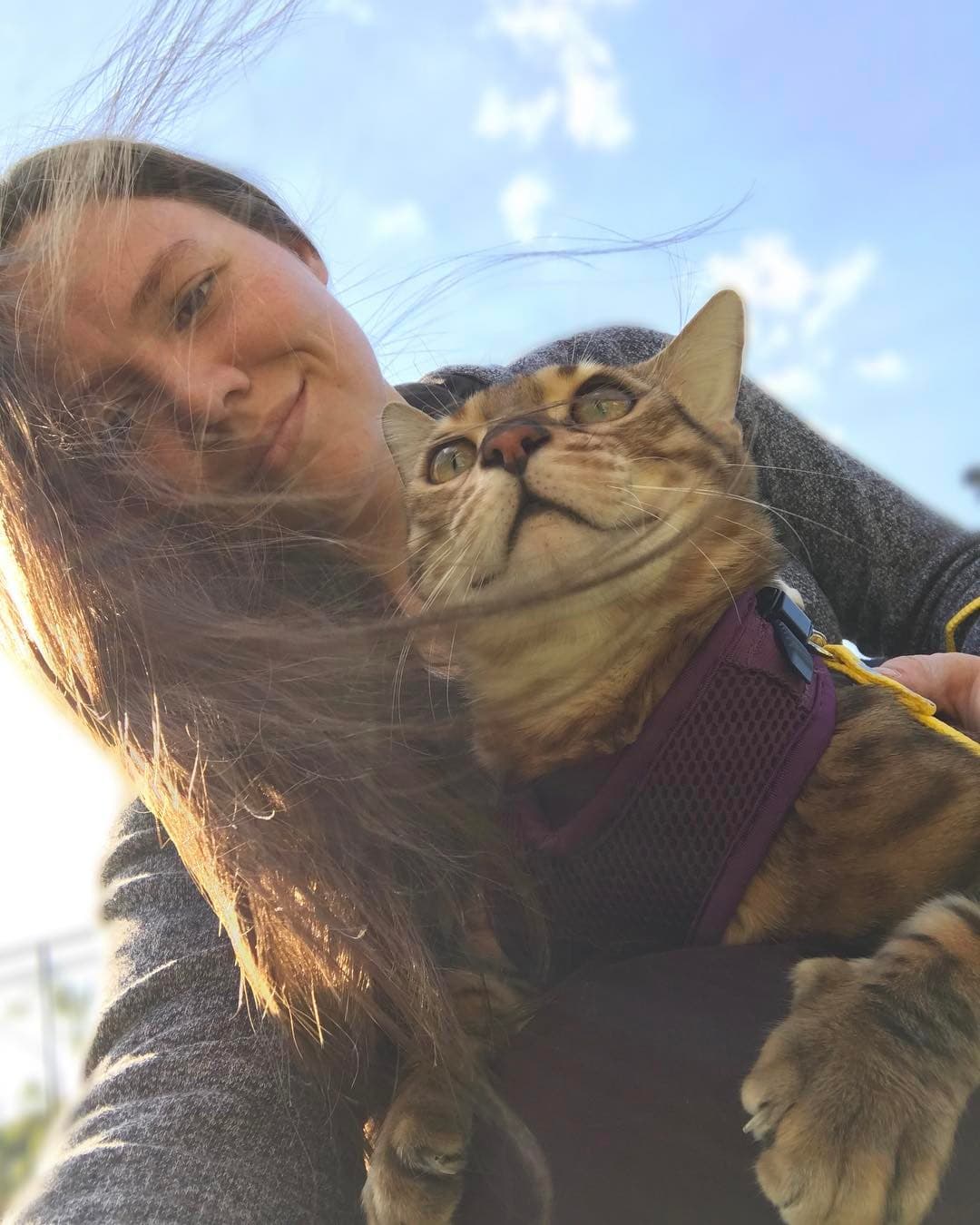 La hermana de Jesse quiere tanto a Ramón que no solo lo lleva a sus giras, sino que también lo trata como un miembro más de su familia. En las postales que comparte, se ve a Joy llenando de mimos a su mascota, quien parece disfrutar todo el amor que le da la cantante.