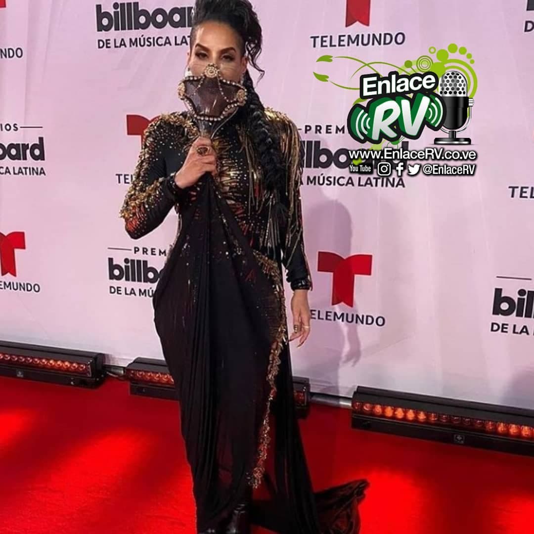 Ivy Queen, ídola. La cantante puertorriqueña de reguetón decidió usar un vestido largo negro, en el que debajo tenía un pantalón entallado del mismo color con tonos dorados, un diseño de For The Star Fashion House.