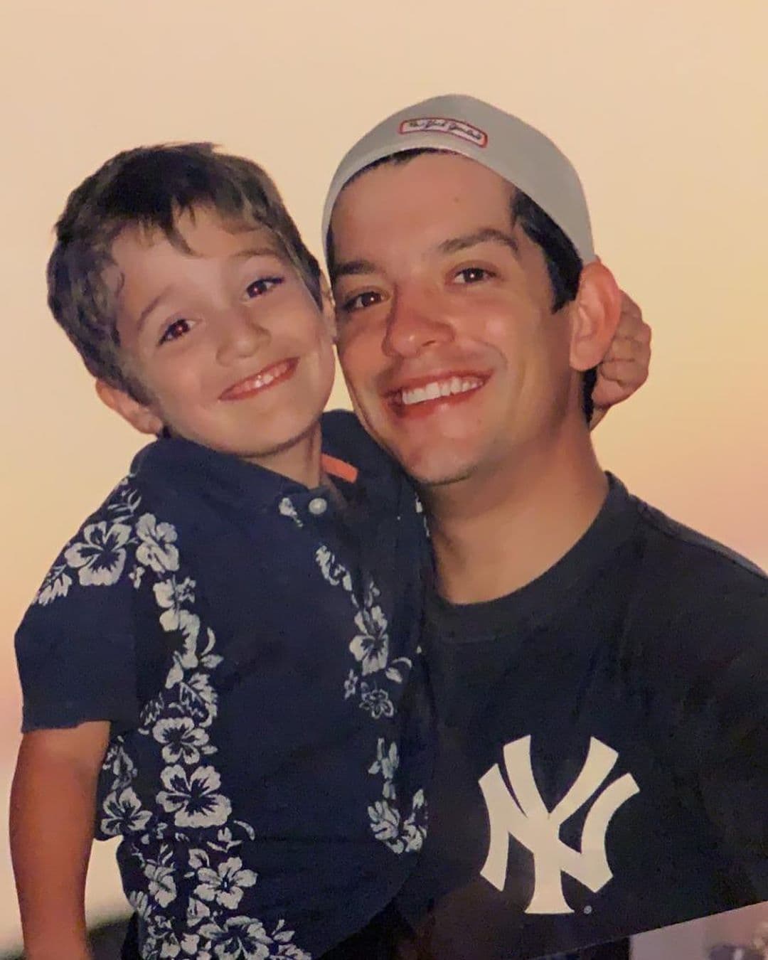 Antes de iniciar su carrera como cantante, Yahir se estrenó como papá de Tristán. En Miembros al Aire contó cómo vivió la paternidad a los 18 años, “me pasó el ‘a mí nunca me va a pasar’”. Pese a que trató de mantener la relación con la mamá de su hijo, el camino de ambos era diferente.