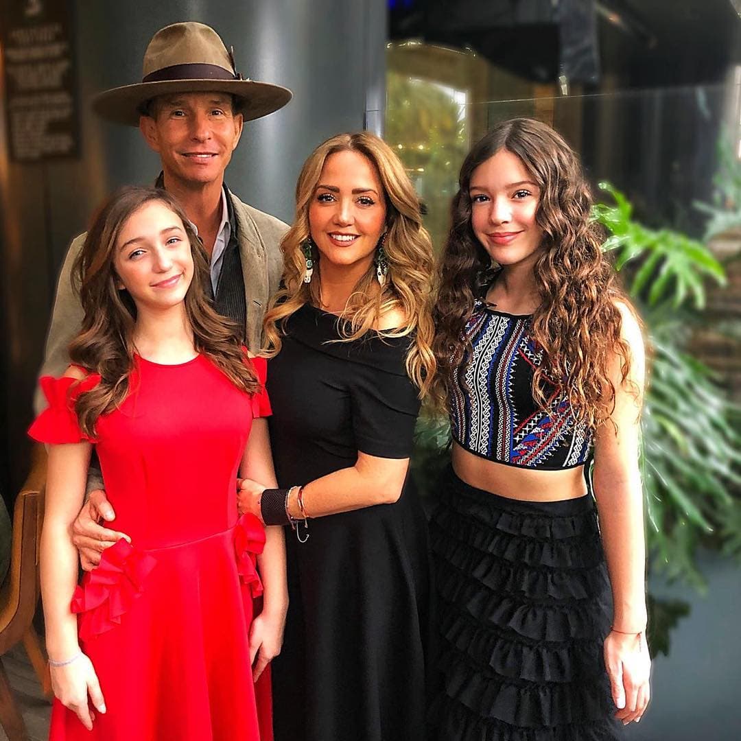 Erik Rubín causó tremendo revuelo en redes sociales y es que el cantante recordó su infancia y preadolescencia con una tierna fotografía, en la cual dejó claro que su hija Mía es su vivo retrato, hecho que sus fieles admiradores confirmaron.