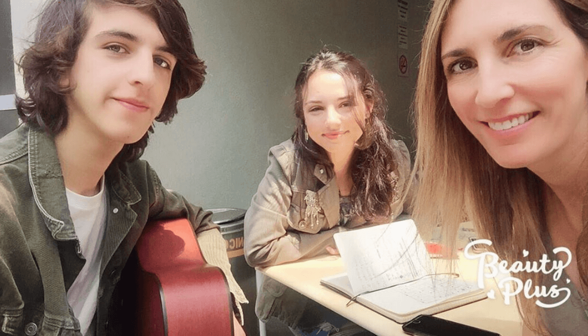 Tras su muerte, su esposa logró salir de adelante junto a sus retoños. Hace unos meses dio una entrevista para el canal de YouTube de Mara Patricia Castañeda en donde habló de lo duro que fue enfrentarse a la vida sin su marido: “cómo voy a criar a dos niños si ya no creo en la magia, en el amor y en que todo es posible”. Sus hijos fueron su mayor motivación, así como su carrera como cantante.