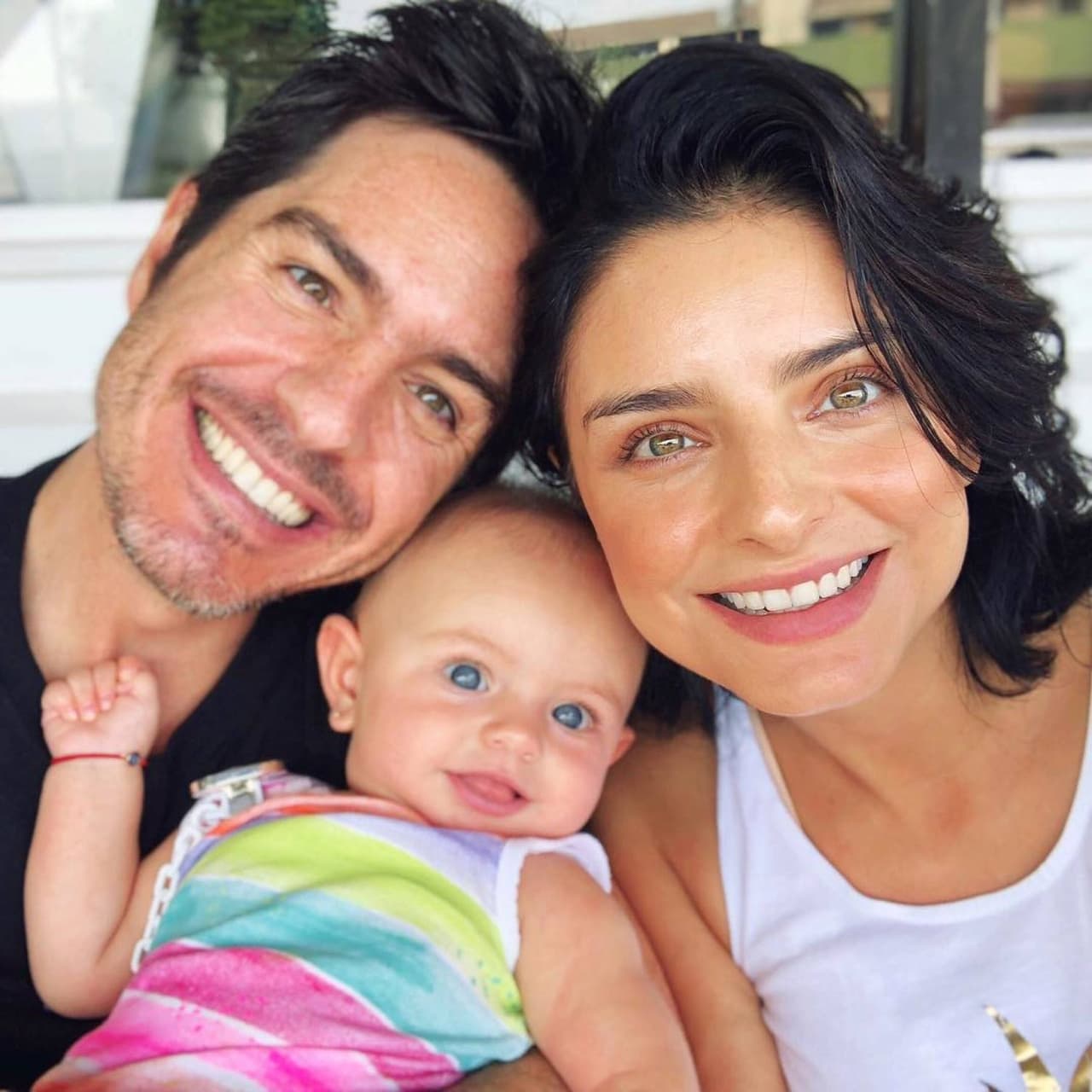 En el 2016 la pareja se casó y dos años más tarde tuvo a su primera hija, Kailani. Pese a que su relación como padres es sana y feliz, el actor y Aislinn Derbez terminaron por separarse en marzo de este año. A través de un comunicado, los actores aseguraron que el cariño seguía presente y que intentaban de todo para continuar siendo grandes padres para su hija.