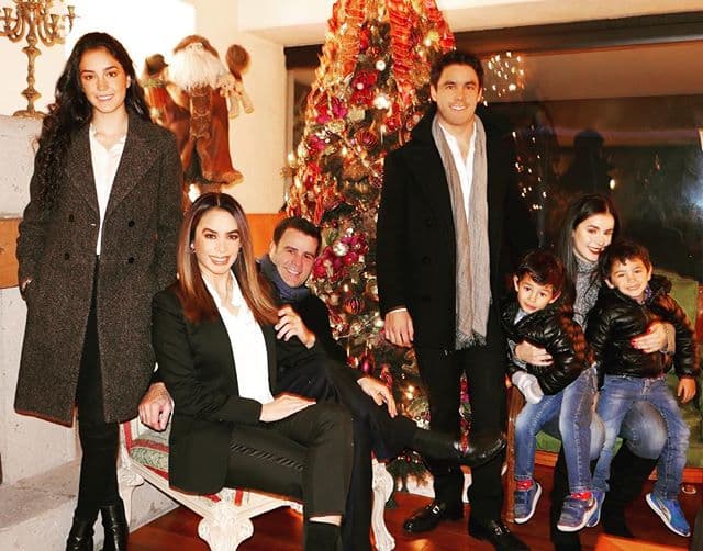 Eduardo, el mayor de sus hijos tiene 24 años, mientras que Ana Paula y Alejandra tienen 22 y 20 años respectivamente. Los hermanos menores en el clan Capetillo-Gaytán son los gemelos Manuel y Daniel, de apenas 5 años.