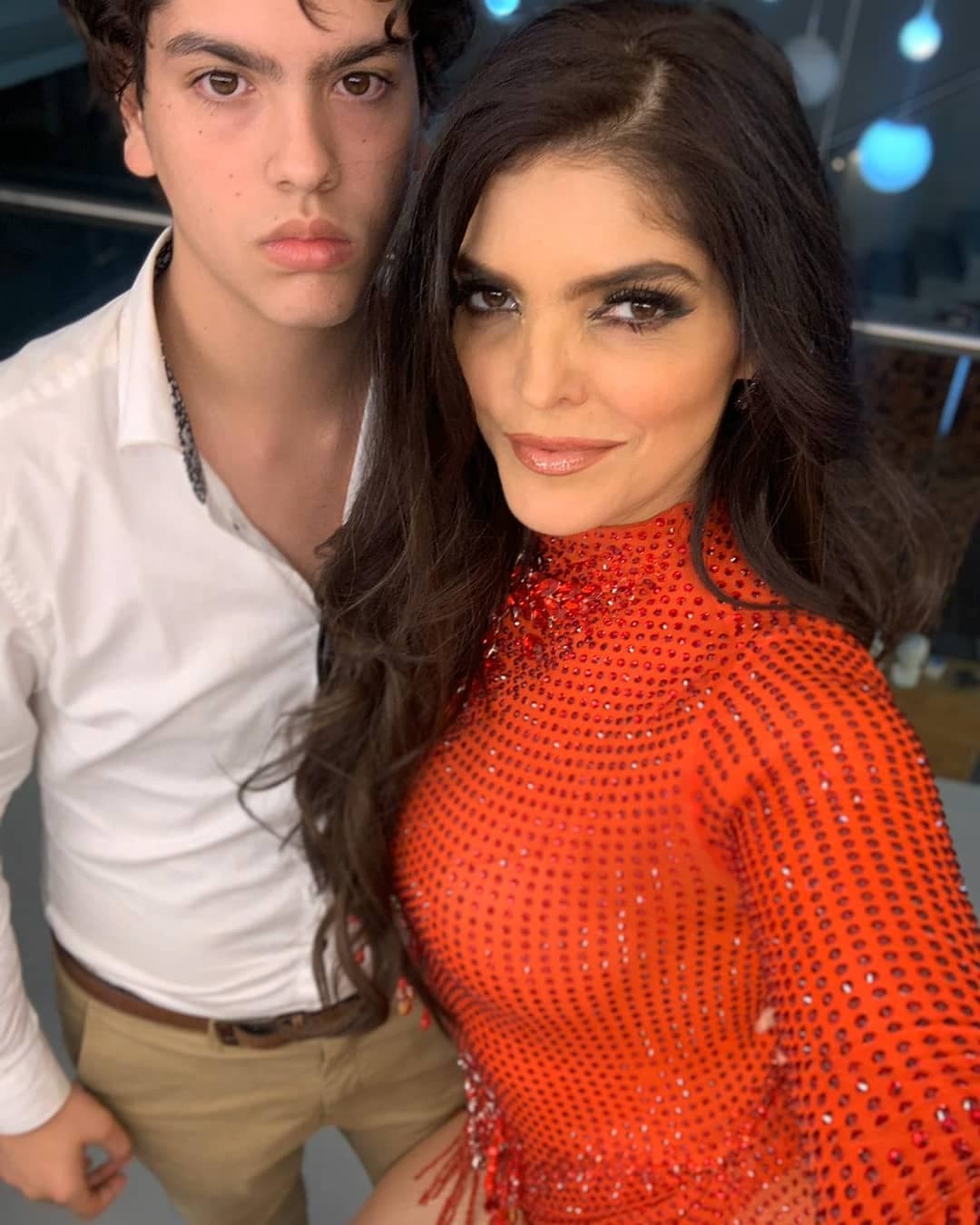 Por su parte, el joven de 15 años respondió los mensajes de Ana Bárbara, pero él desde su cuenta de Instagram. En una foto en la que aparece junto a la cantante, el adolescente escribió “Te amo ma”. La dedicatoria conmovió a más de uno, recibiendo mensajes de cariño por parte de cibernautas.