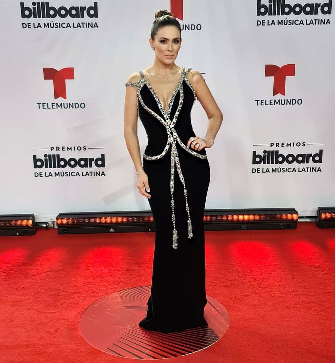 Uno de los atuendos que más deslumbraron a los asistentes fue el de Jacky Bracamontes, de quien no es raro pues siempre luce espectacular en todos los eventos a los que asiste. La actriz lució un elegante vestido negro con diamantes en el pronunciado escote. Ella describió su propio vestido como digno de una “princesa”. Y sí.