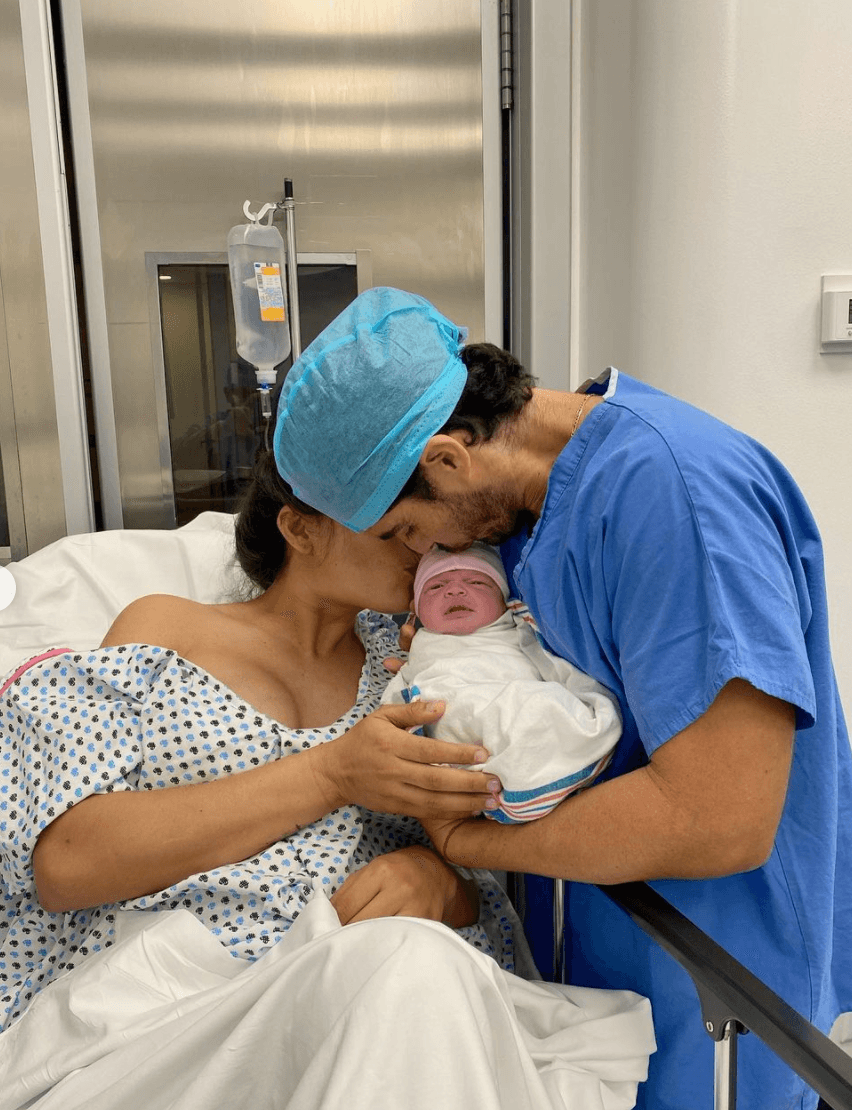 Aquí aparecen los recién estrenados papás con su hija en el hospital. A su pareja, Bobby, también le expresó lo mucho que lo ama.
<br>
<br>“Te amo incondicionalmente. Tenemos un pedacito de ser humano en nuestras manos para que tenga una hermosa vida".