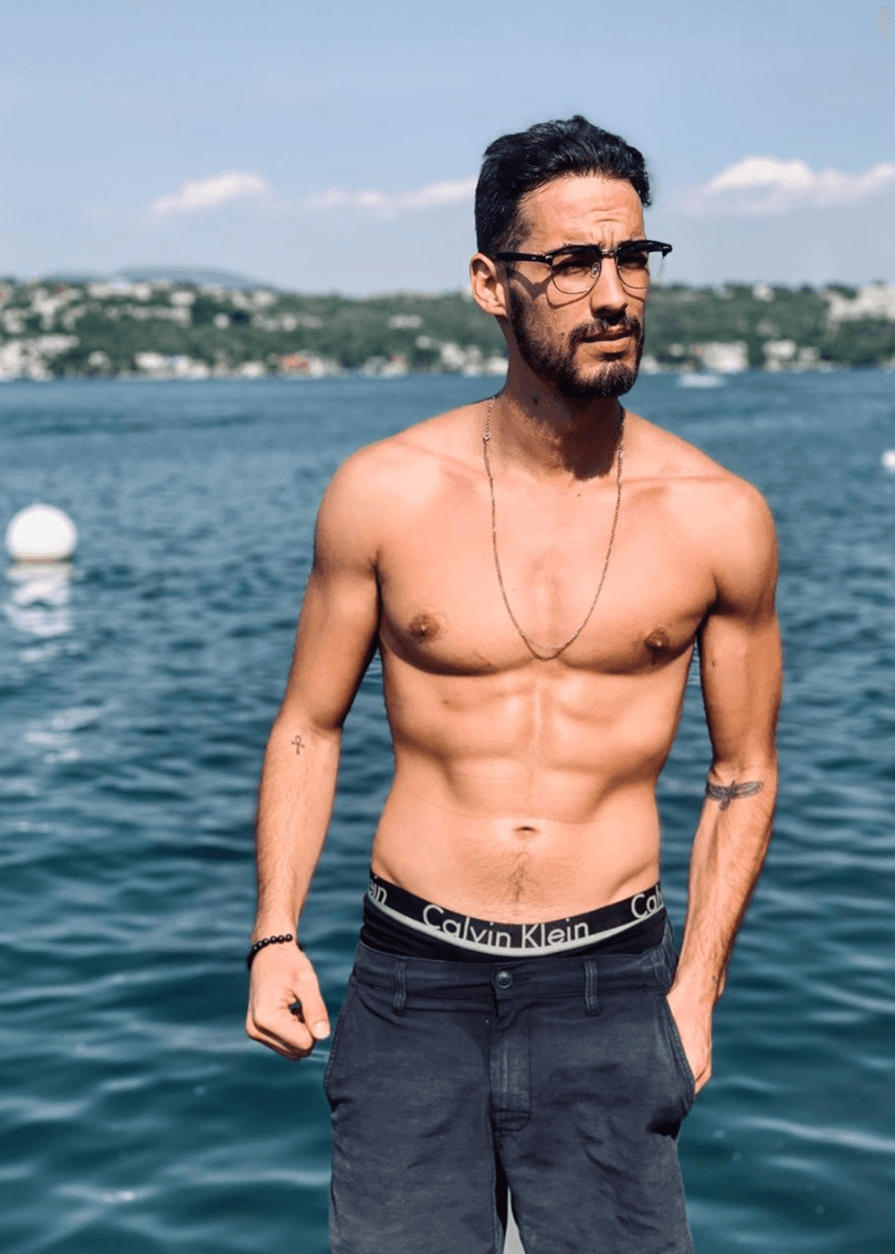 En Instagram publica fotografías en las que deja su cuerpazo y, sin dudarlo, más de una de sus seguidoras babea por él.