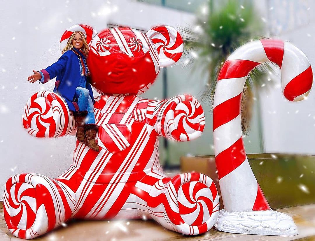 Este forma parte de la decoración de Navidad en la casa de Andrea Legarreta, quien compartió también otra imagen en la que aparece ella subida en él. Así, se puede ver la dimensión del tamaño real del muñeco.