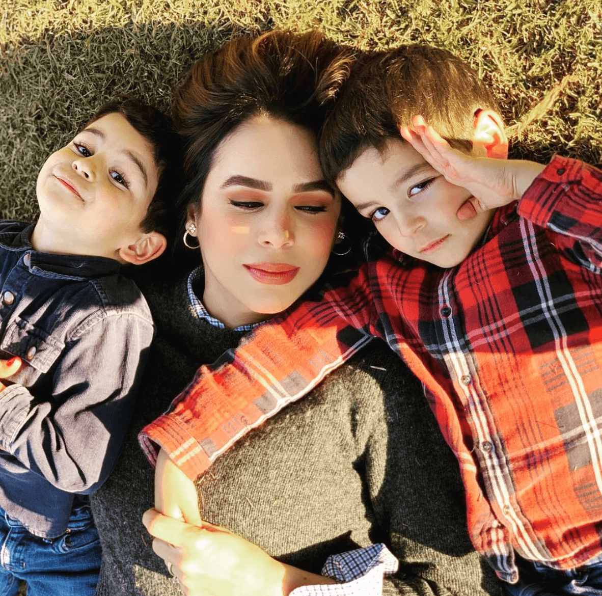 Lo que no se esperaba Biby y Eduardo Capetillo es que llegarían a su vida unos gemelos, Daniel y Manuel, de 5 años de edad. Sus fans aplauden lo bien que luce ahora que regresó a los escenarios, tras haber estado dedicada a su familia.