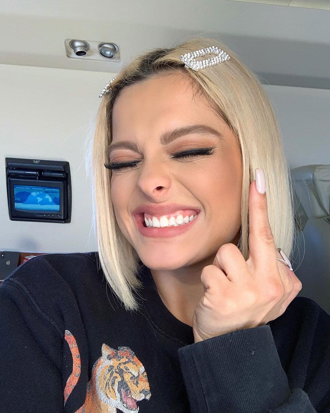 Bebe escribió en su cuenta: "Perdón, pero tenía que sacar esto de mi pecho. Si no te gusta mi forma de vestir o mi música, es una cosa; pero no digas que no puedes vestir a alguien que no tiene la talla de una modelo. Empoderen a las mujeres a amar sus cuerpos, en lugar de hacer que las niñas y mujeres se sientan menos por la talla que son. Somo hermosas en todas las tallas, grandes o pequeñas... de cualquier forma, mi trasero talla 8 irá a los Grammy".