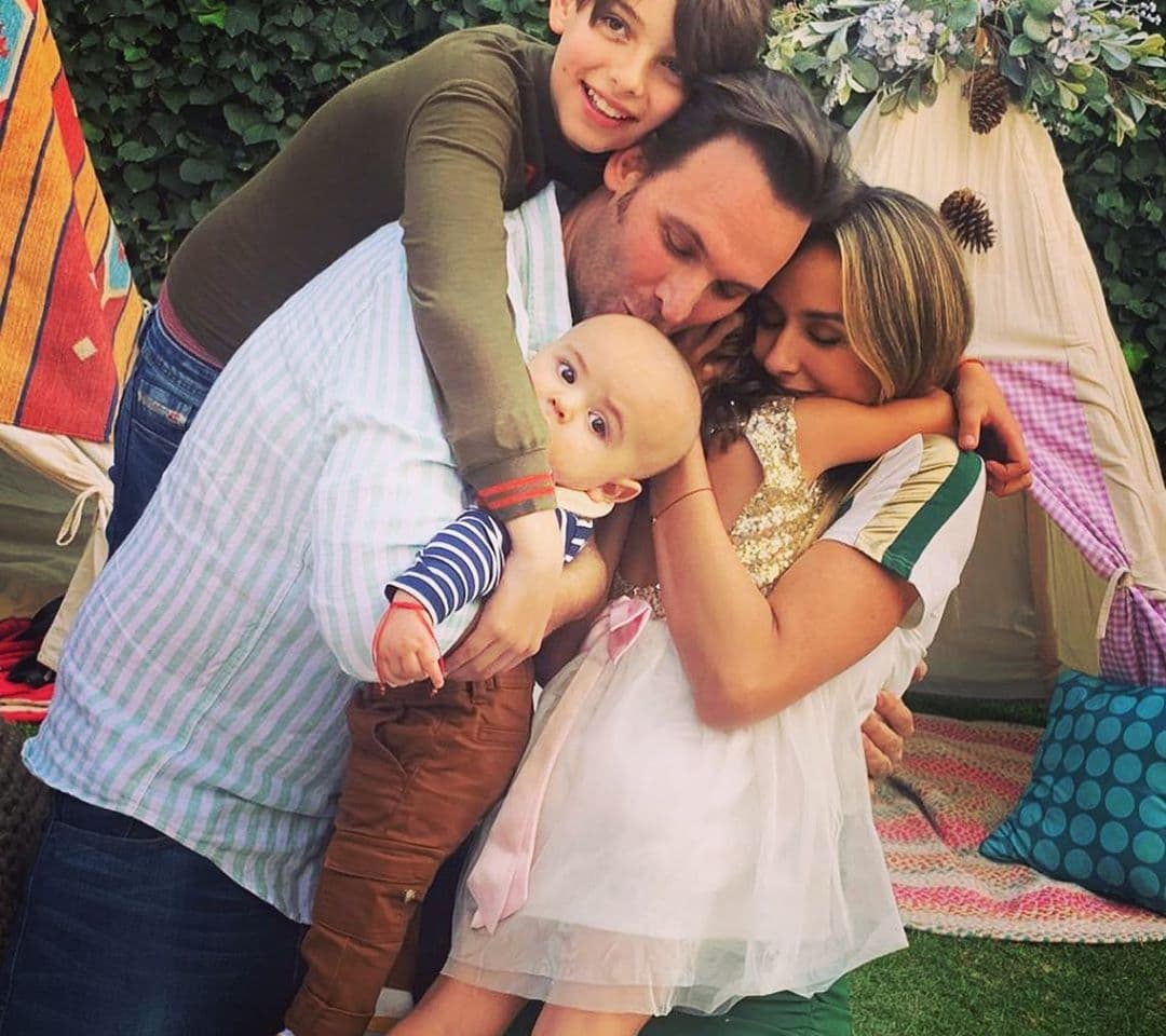 “Todos los días me sigues demostrando que eres un milagro y que tengo mucha suerte de tenerte. Tenemos una familia increíble”, Patricio le dijo a Odalys cuando ella aceptó la propuesta de matrimonio.
<br>