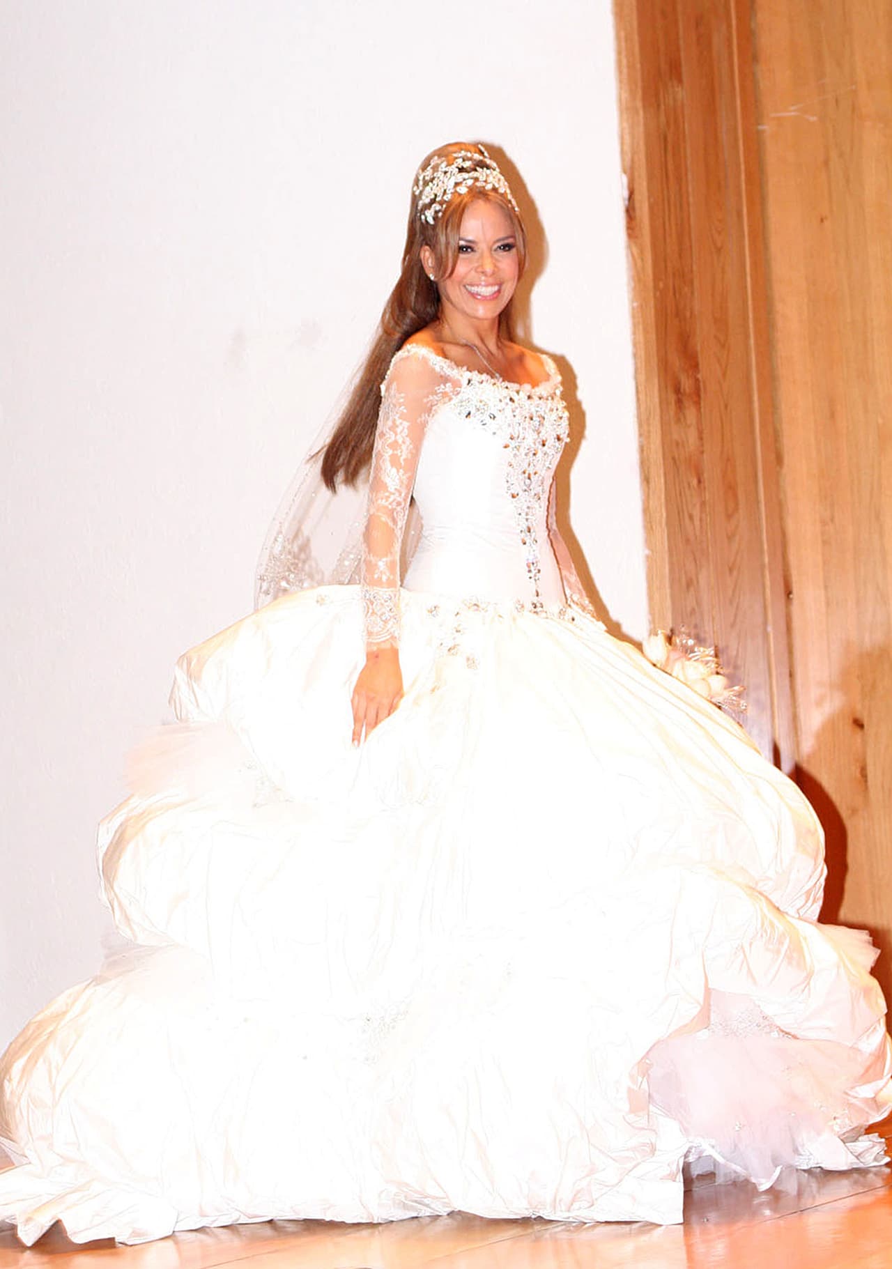 En 2007, Gloria Trevi se casó con Armando Gómez en la Catedral Metropolitana de Monterrey. Durante la ceremonia, la cantante de “Cinco minutos” utilizó un vestido color blanco aperlado y estuvo a cargo del diseñador mexicano Gustavo Matta.