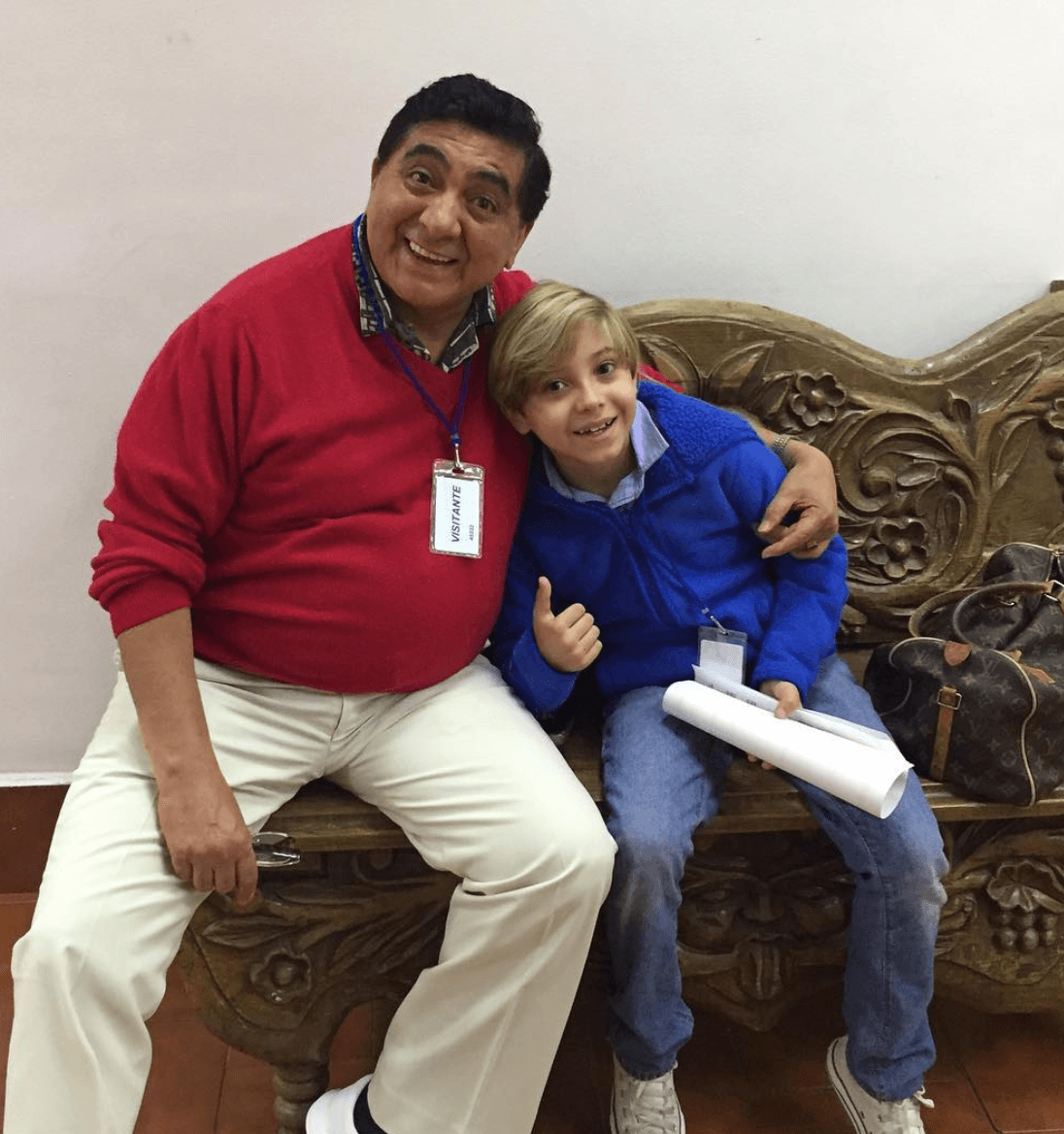 A los 65 años de edad,
<b>Carlos Bonavides </b>recibió a su primer hijo, Tadeo, a quién procreó con Yodi Marcos, 30 años menor que él. El niño tiene ahora 11 años de edad y ha comenzado a prepararse en el CEA de Televisa para seguir los pasos de su padre, e incluso ha tenido participaciones en telenovelas y programas, lo cual lo llena de orgullo.