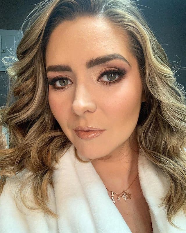 El look rubio con luces platinadas es un estilo que funciona perfecto en Ariadne Diaz e incluso hace lucir aún más sus ojos verdes, sin emabargo el color original de su cabellera es otro.