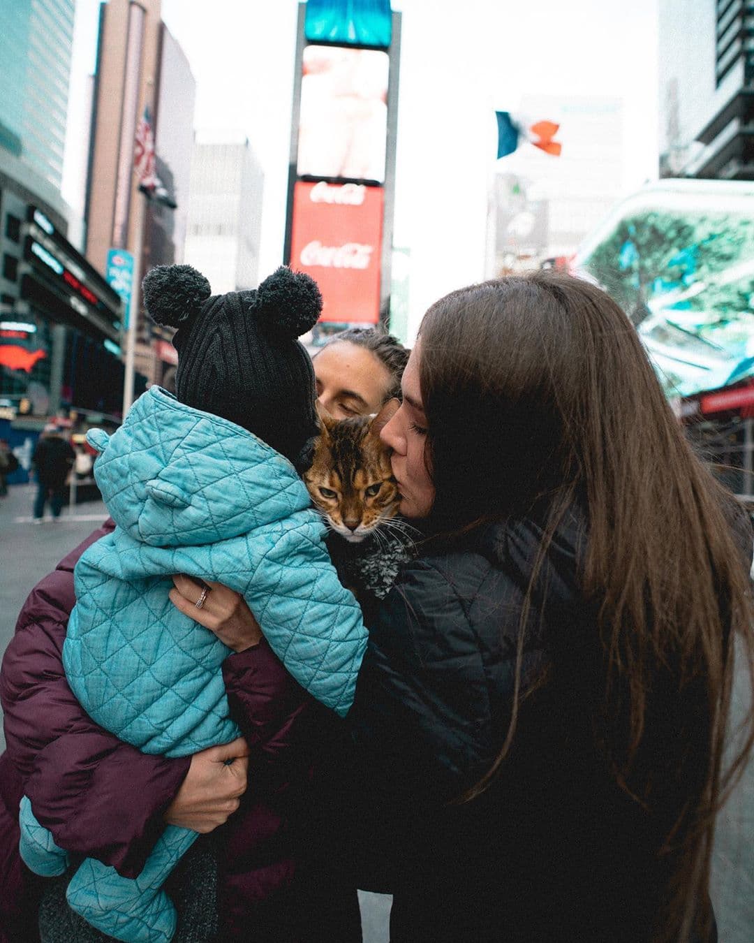 Poco a poco ha ido dando pistas sobre la identidad de su esposa, en esta imagen se ve a la familia en Nueva York y se deja ver una parte del rostro de Atri.