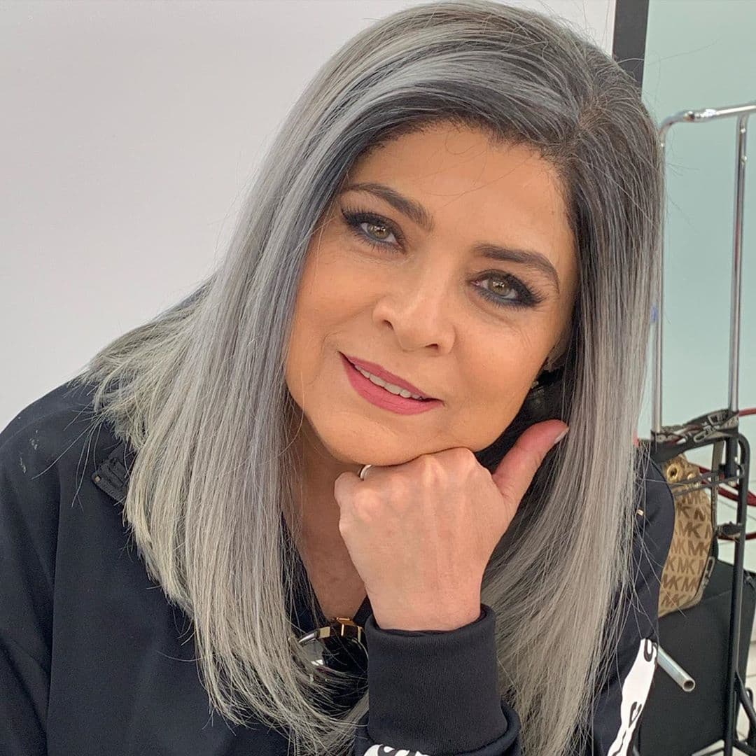Además de los filtros que utiliza para sorprender a sus seguidores, Victoria Ruffo dejó con la boca abierta en su telenovela ‘Cita a ciegas’, donde en unas escenas se deshizo de su característica melena negra y apareció un tono gris con canas.