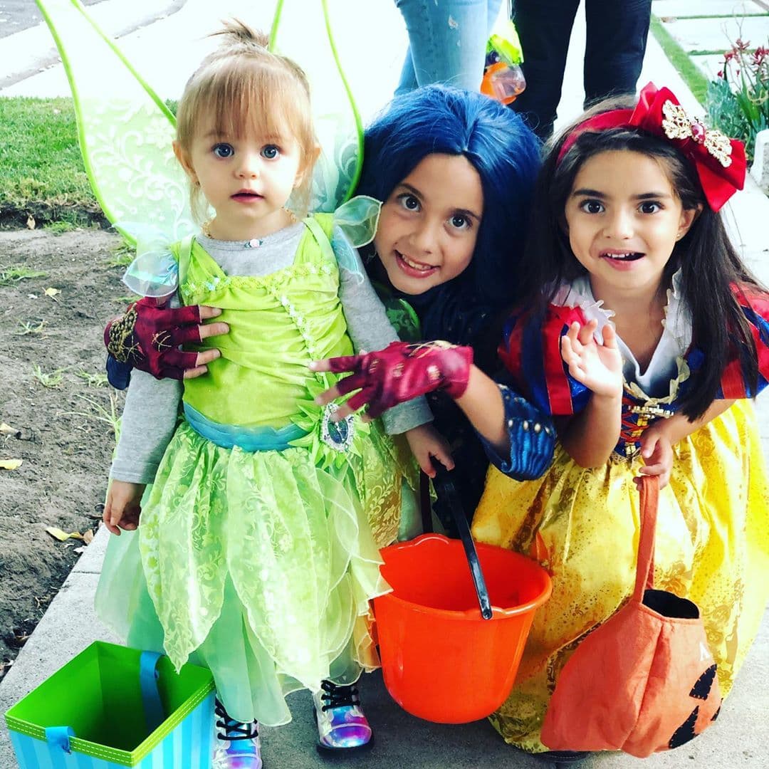 Pero Kailani no fue la única que enterneció en Halloween, su tía Aitana también al utilizar un disfraz de la princesa Blancanieves, el cual alguna vez hizo famoso su padre Eugenio Derbez durante uno de sus programas.