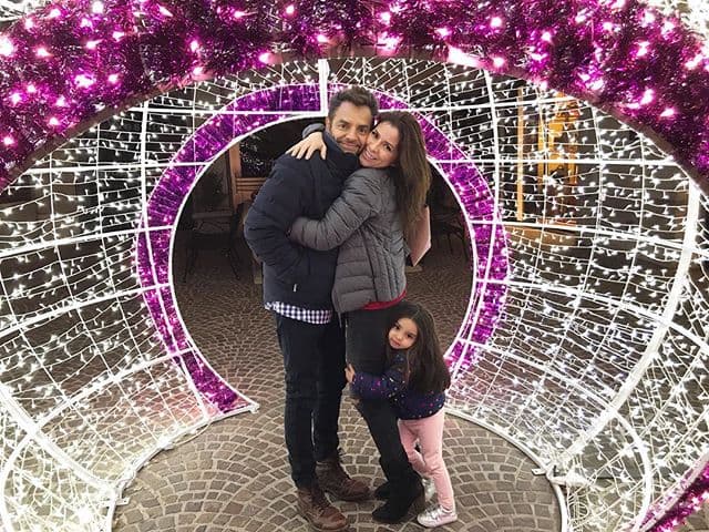 “Dicen que los hijos son tus grandes maestros. Aitana llegó a mi vida a darme grandes lecciones. ¡Gracias por llenar el hueco que me hacía falta y ayudarme a ser un mejor papá!”, escribió en sus redes sociales el orgulloso papá.