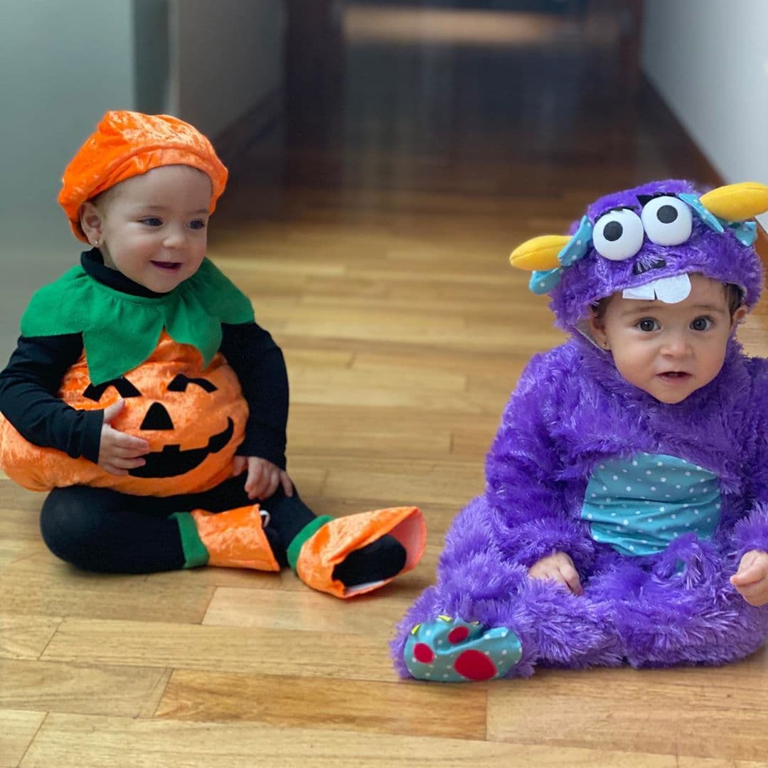 Las mellizas disfrutando de su primer Halloween, vestidas con tiernos disfraces.