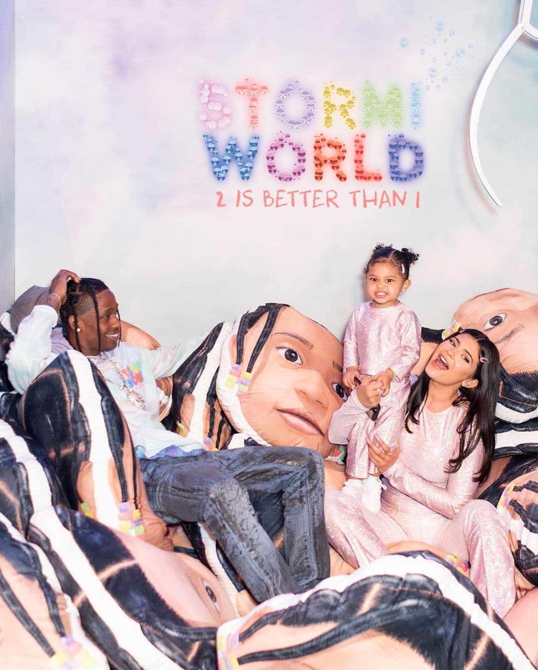Hace unas semanas, fue el cumpleaños de Stormi y Kylie compartió una fotografía de los tres juntos. Además, los dos se hicieron el mismo tatuaje con el nombre de su hija.