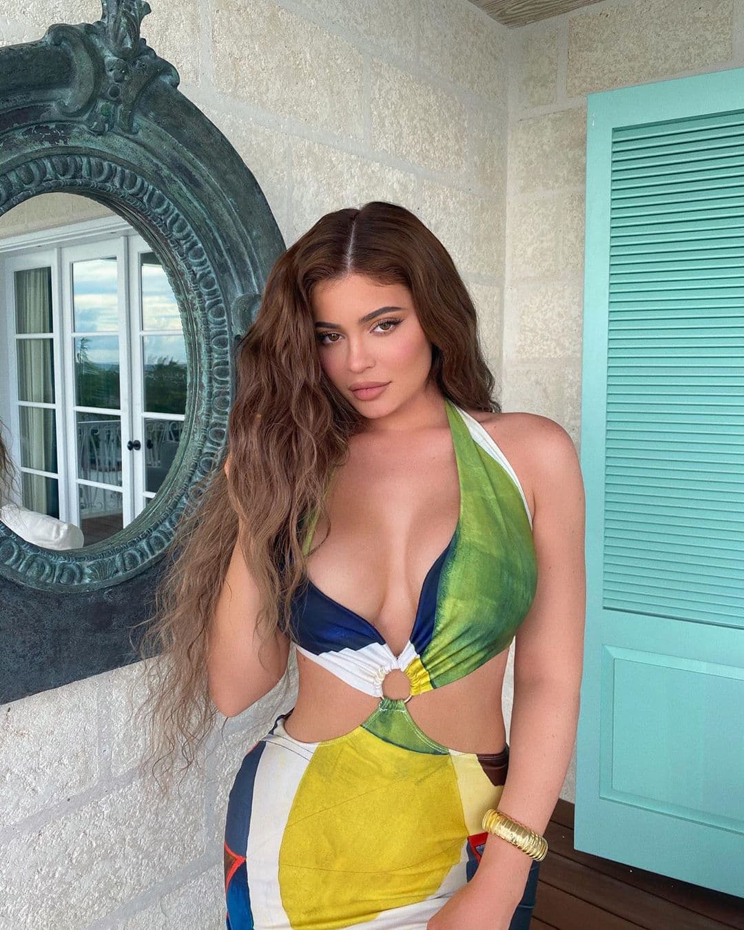 Kylie Jenner también podría considerarse una experta en cuestión de jugar constantemente con sus looks de cabello, la mayor parte del tiempo, ayudándose de pelucas, sin embargo, durante el 2020 llamó la atención de muchos que la menor de las hermanas Kardashian-Jenner no ha regresado a su color castaño oscuro, casi negro, sino que en su lugar apostó más por los tonos chocolote e incluso cobrizo.