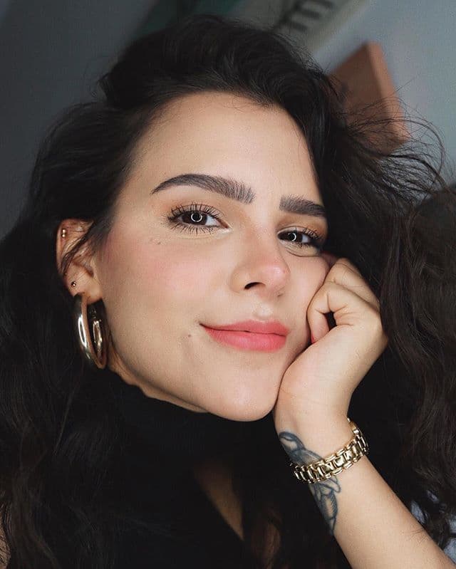 Si no te convence tanto usar colores fuertes en tus sombras, pero te gustaría darle un “extra” a tus ojos con maquillaje, una buena opción es aprovechar iluminadores en el área del lagrimal; esto no sólo hará que tus ojos se “agranden” un poco más, sino que también le dará un estilo fresco a tu mirada. Es un truco perfecto para maquillaje de diario por las mañanas.