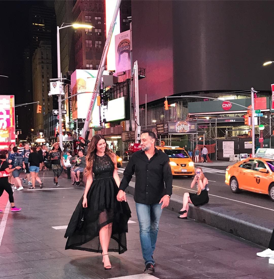La pedida de mano fue de una manera totalmente espectacular pues tuvo sede en nada menos el centro de Times Square en Nueva York: “Hoy es el día más importante de mi vida. Desde niña soñé con mi propia historia de amor, soñé con encontrar un hombre que me amara que me respetara y sí, hoy puedo confesarles que me siento afortunada y bendecida de haber encontrado no solo a un hombre que me ama y respeta, sino al Príncipe Azul de mi Cuento de Hadas”, escribió Marlene.