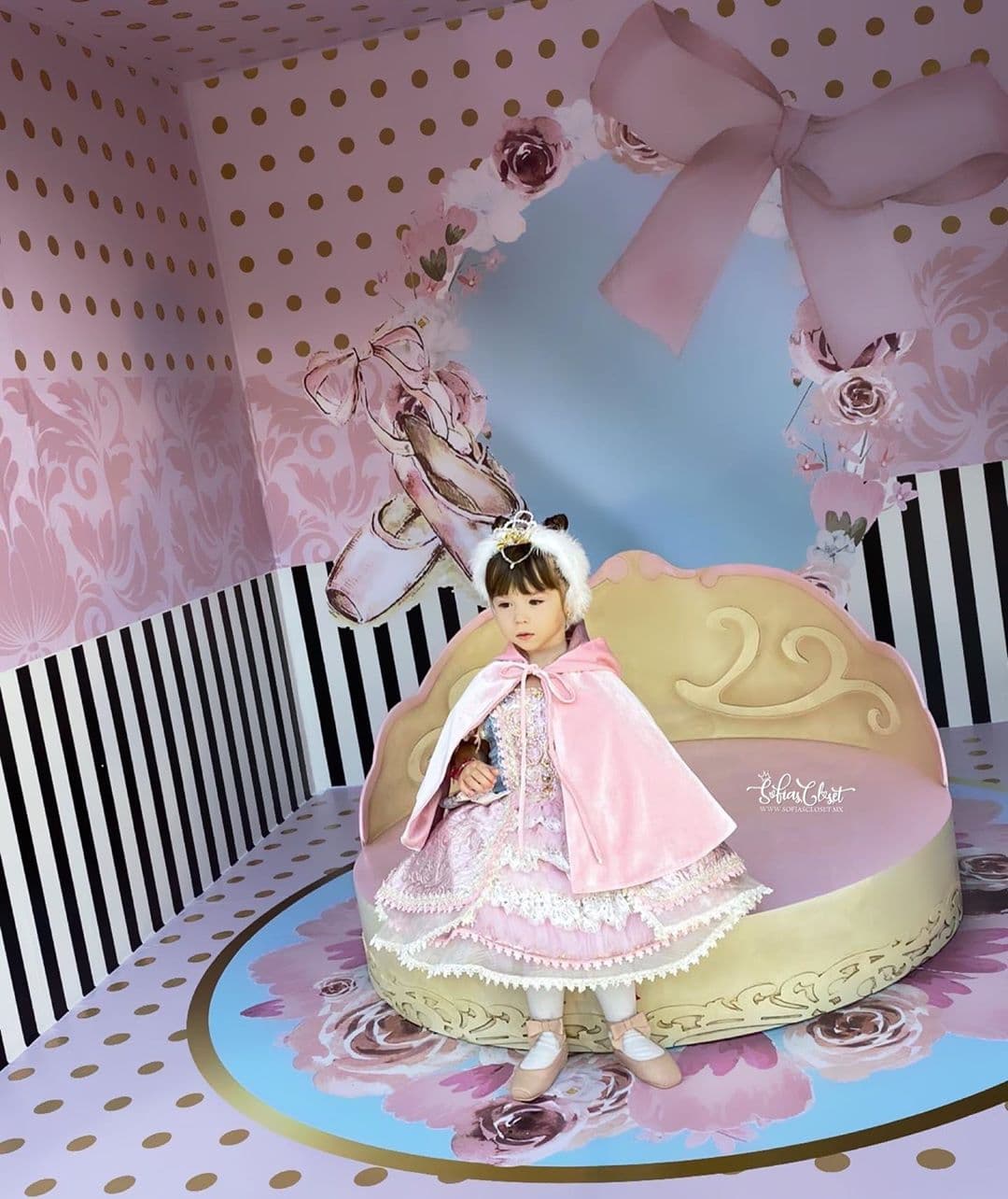 En su cuenta de Instagram, la orgullosa mamá presumió la fiesta de su pequeña, quien posó con un tutú, zapatillas y una corona. Además, la influencer no perdió la oportunidad de coordinar su atuendo con el de su bebé, al elegir un vestido de plumas rosas, con encaje y tul.