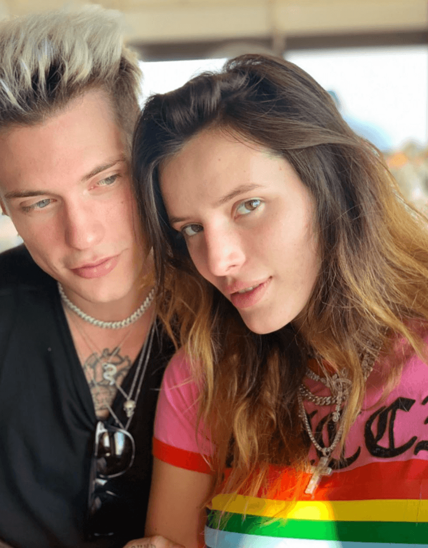 Bella Thorne utilizó su Instagram para hablar sobre cómo se siente al estar lejos de su novio, Benjamin Mascolo. Con una imagen de los dos, la actriz de 22 años recordó su último viaje a Italia, de donde él es originario. En el pie de la publicación escribió que ella también tiene miedo sobre lo que está pasando en el mundo, pero invita a sus seguidores a mantener en calma. Por último, le dice “te extrañó” a su pareja.
