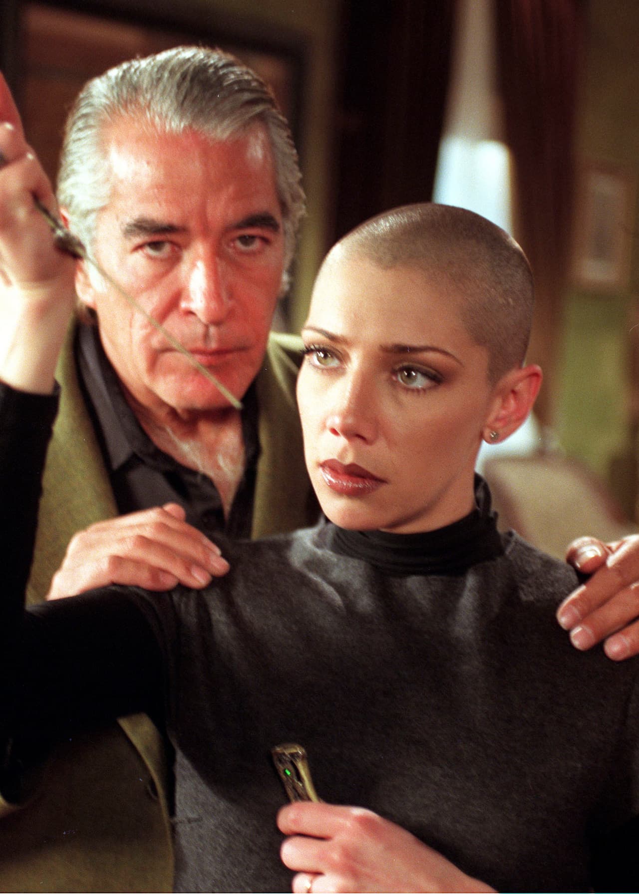 Para su personaje como Tamara en la exitosa telenovela de Televisa, “El privilegio de Mandar”, Cynthia Klitbo se aventuró a raparse la cabeza e incluso frente a cámara protagonizando una de las escenas más icónicas entre villanas de la televisión mexicana.