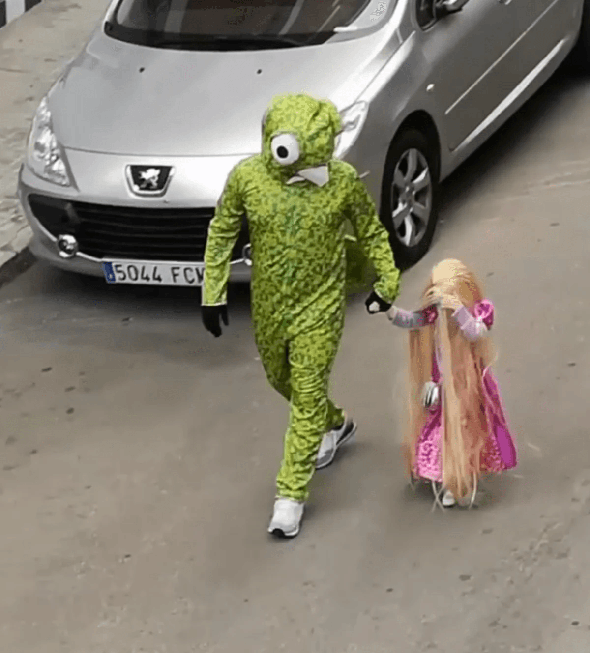 Él es Jamie Coronel, y junto a su pequeña hija Mara, pasan juntos los días de confinamiento en la ciudad de Puertollano, en España.