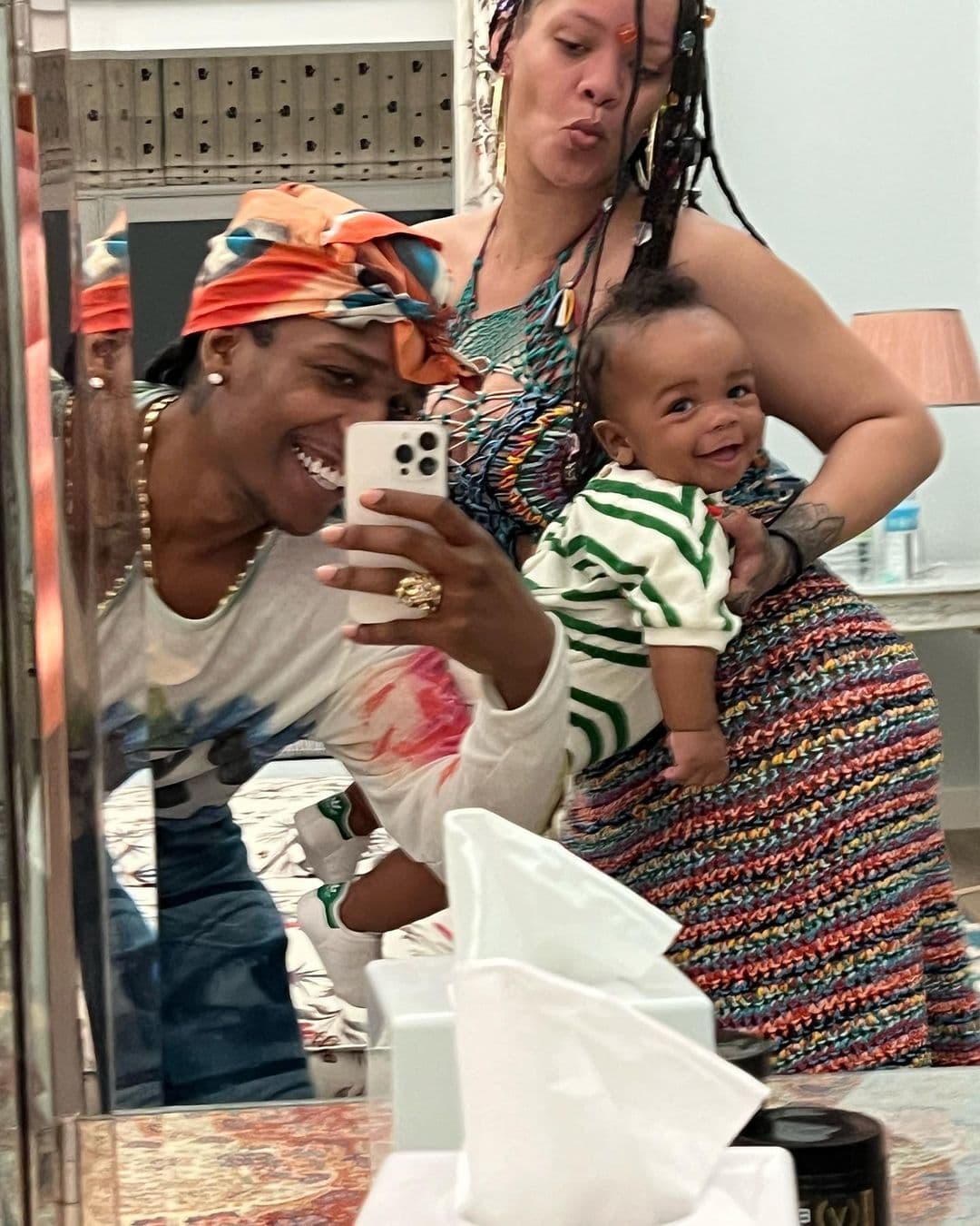 Rihanna y ASAP Rocky celebran el primer año de su hijo con fotos inéditas