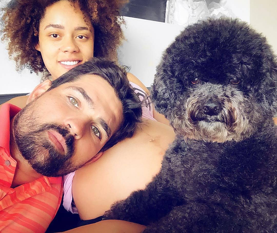 Tanto el actor como la modelo dieron a conocer que se convertirán en padres con un tierno mensaje en Instagram.